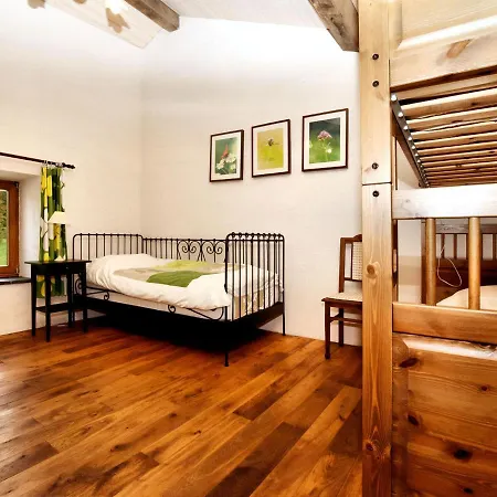 Spacious House With Sunny Garden Σπίτι διακοπών Burtonville