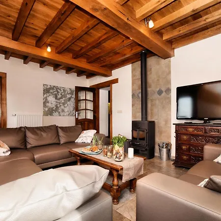 Forest-edge Stay, Burtonville