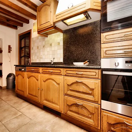 Forest-edge Stay, Burtonville