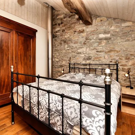 Forest-edge Stay, Burtonville