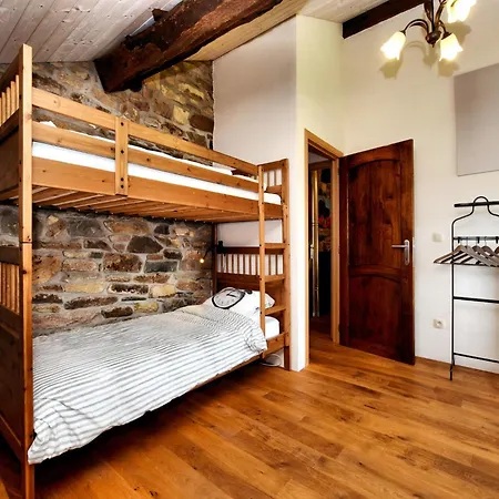 Forest-edge Stay, * Burtonville