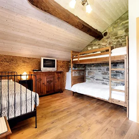 Forest-edge Stay, בית נופש Burtonville