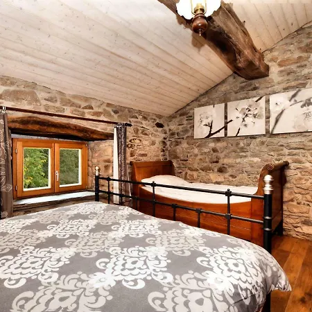 Spacious House With Sunny Garden Σπίτι διακοπών *