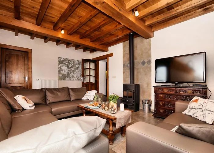 Forest-edge Stay, Burtonville