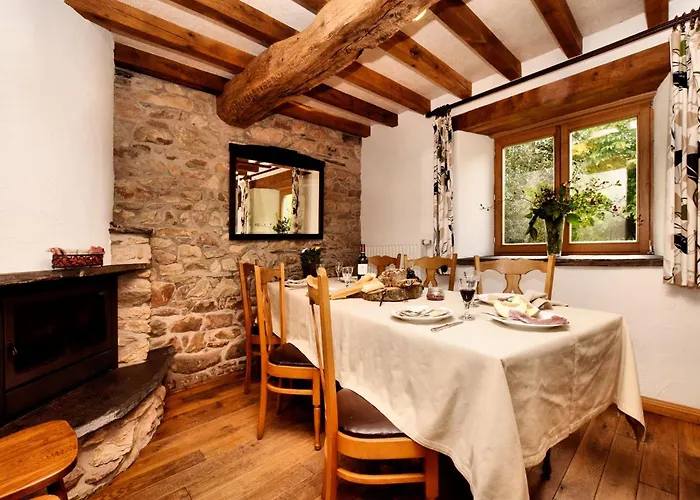 Forest-edge Stay, Ferienhaus *