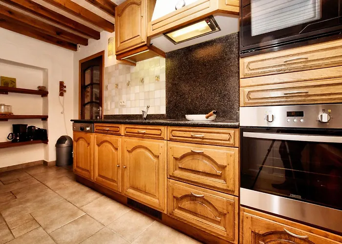 Forest-edge Stay, Burtonville
