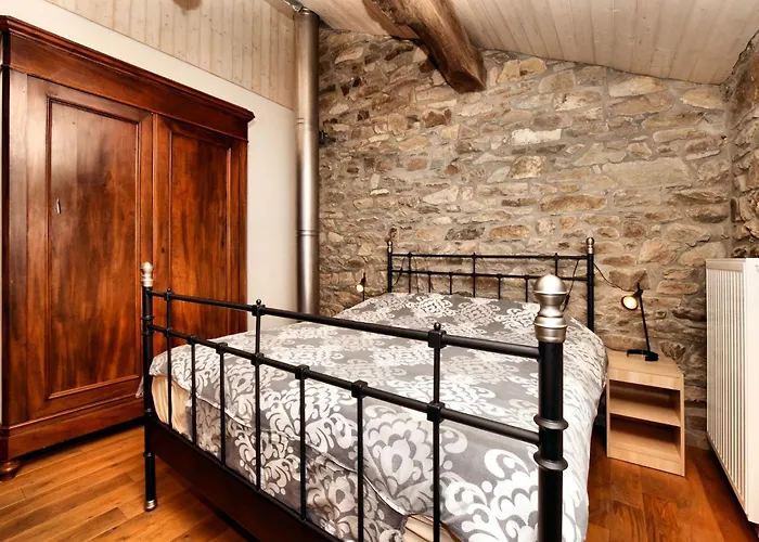 Forest-edge Stay, Burtonville