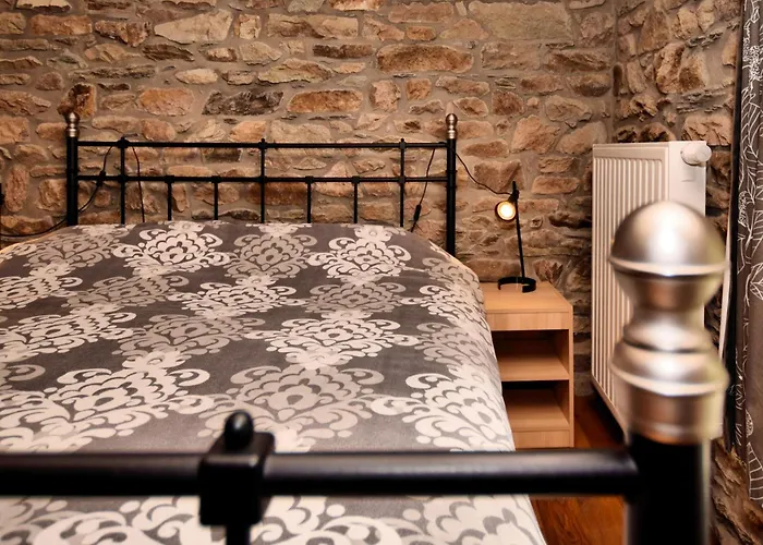 Forest-edge Stay, *
