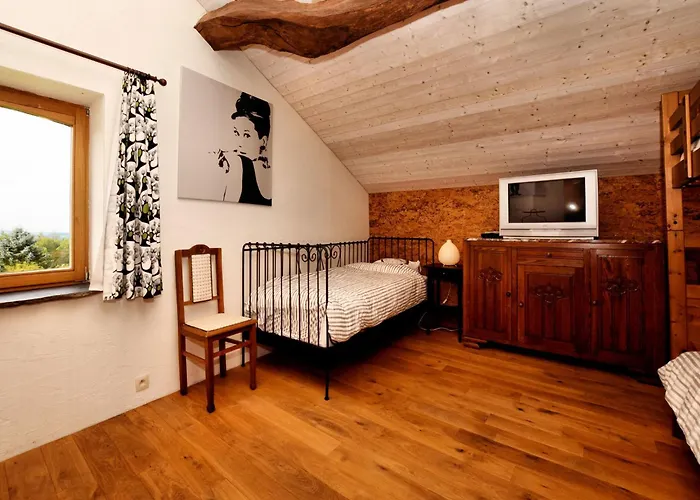 Forest-edge Stay, Ferienhaus Burtonville